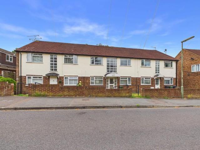Flat for rent in Heol-las, Surrey