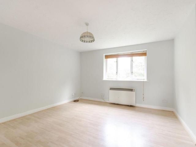 Flat for rent in Blackhills, Surrey