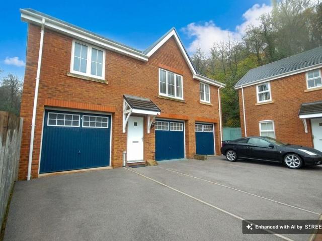 Flat for rent in Glynneath, Wales
