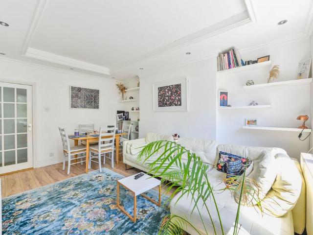 Flat for rent in St. John's Wood, Greater London