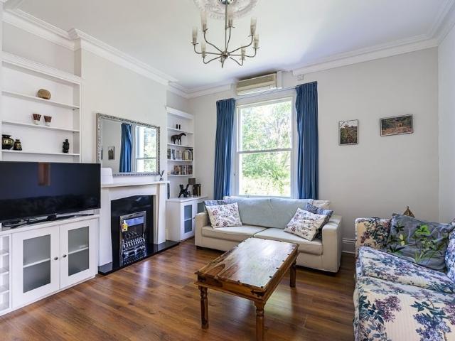 Apartment for rent in London Borough of Ealing, Isle Of Man