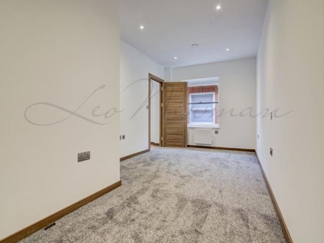 Apartment for rent in Blackhills, Surrey