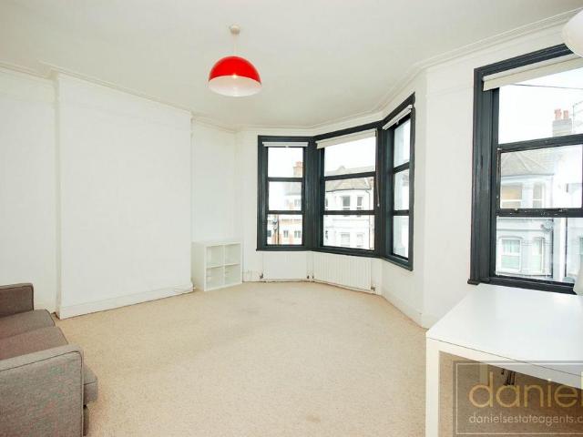 Flat for rent in Harlesden, Greater London