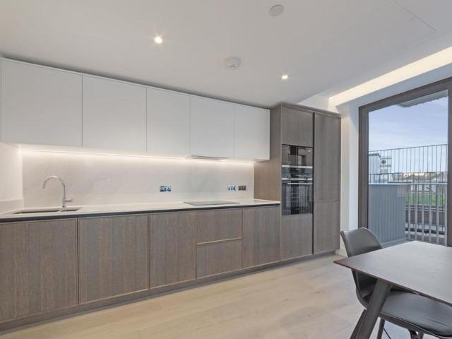 Apartment for rent in London Borough of Merton, Raynes Park