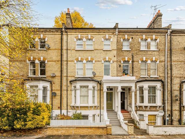 Flat for rent in West Kensington, Greater London