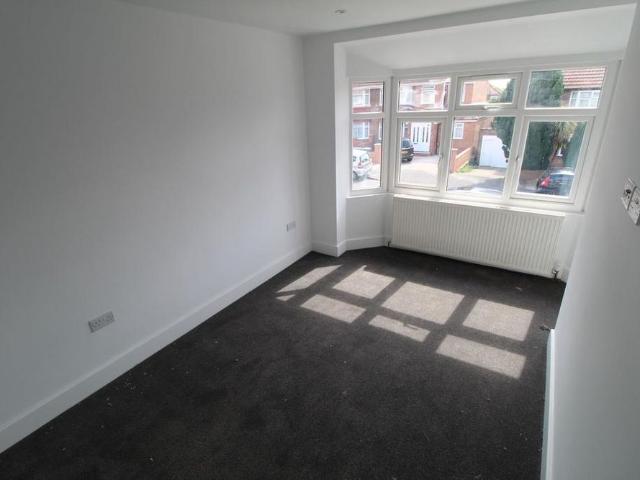 Apartment for rent in South Stanmore, Greater London