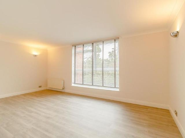 Apartment for rent in Blackhills, Surrey