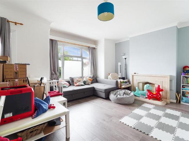 Flat for rent in London Borough of Merton, Merton Park
