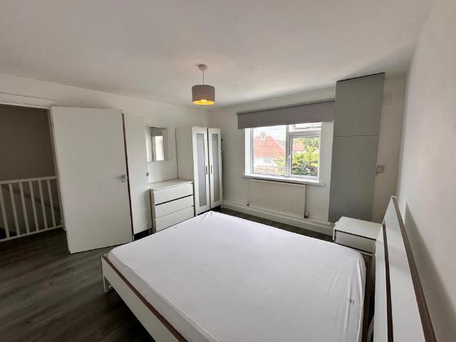 Flat for rent in Yiewsley, Greater London