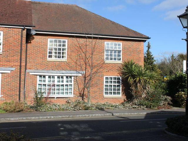 Flat for rent in Beaconsfield, Penn Bottom