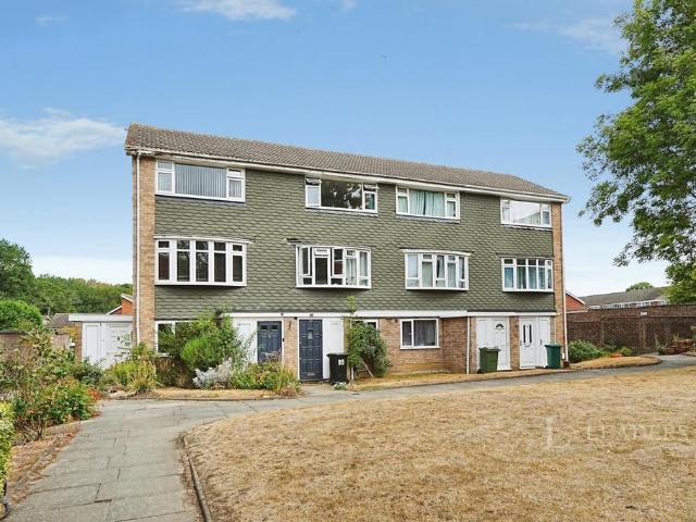 Flat for rent in Locksbottom, Greater London