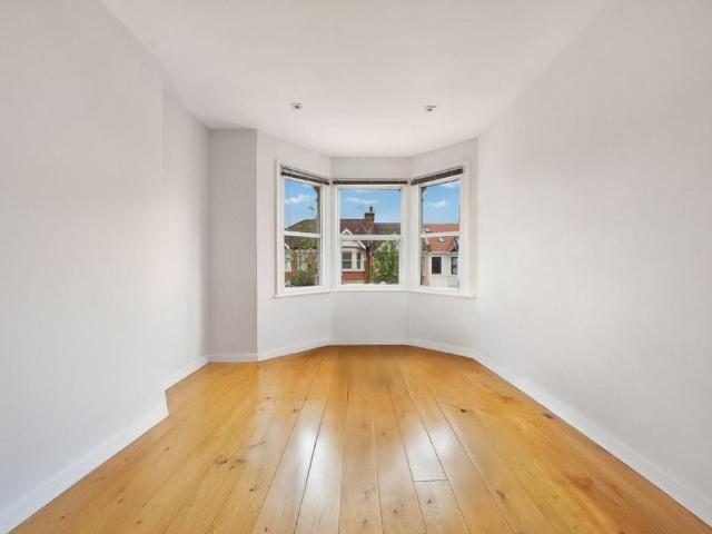 Flat for rent in Harlesden, Greater London