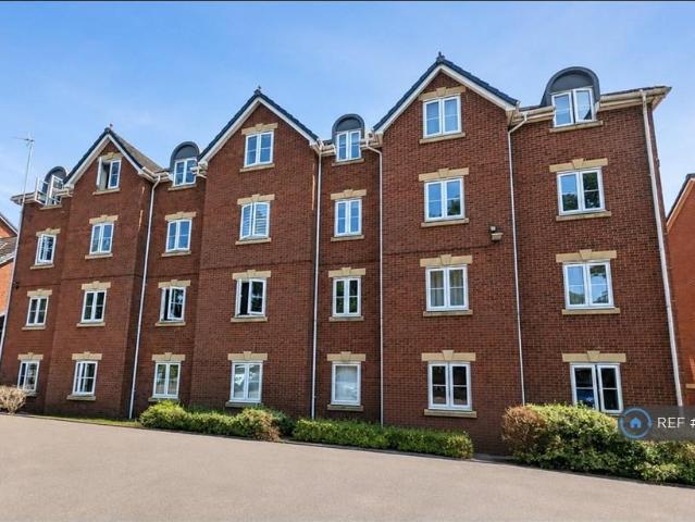 Flat for rent in Roe Green, Salford