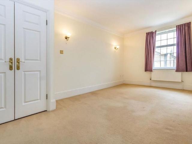 Apartment for rent in Blackhills, Surrey