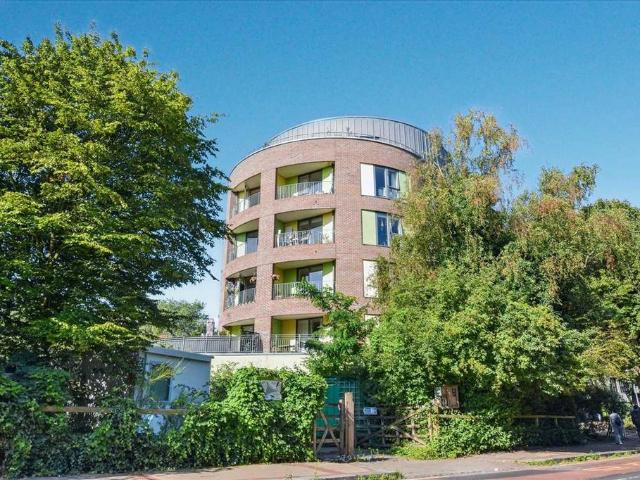 Flat for rent in London Borough of Ealing, Greater London