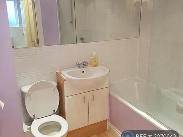 Apartment for rent in Woodcote Green, Greater London