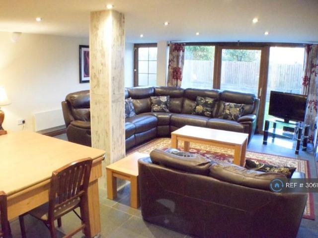 Flat for rent in Llansaint