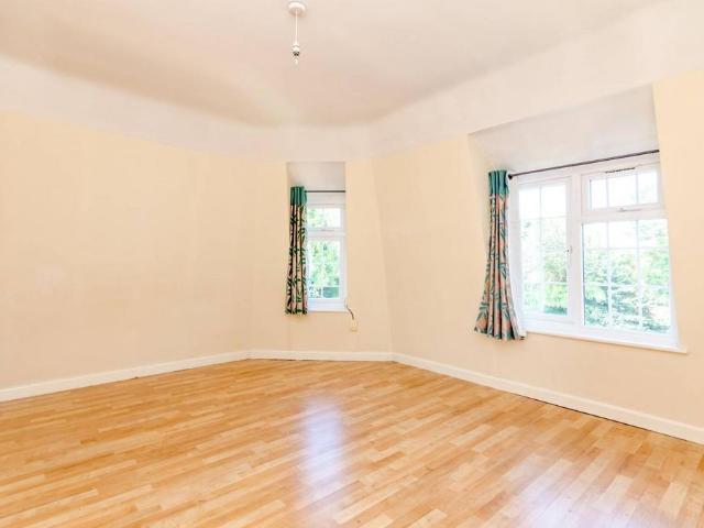 Flat for rent in Westborough, Surrey