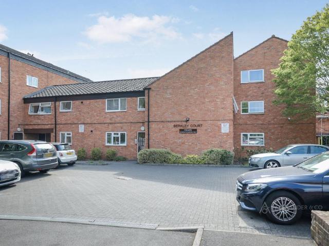 Flat for rent in Ashlyns Estate, Pouchen End
