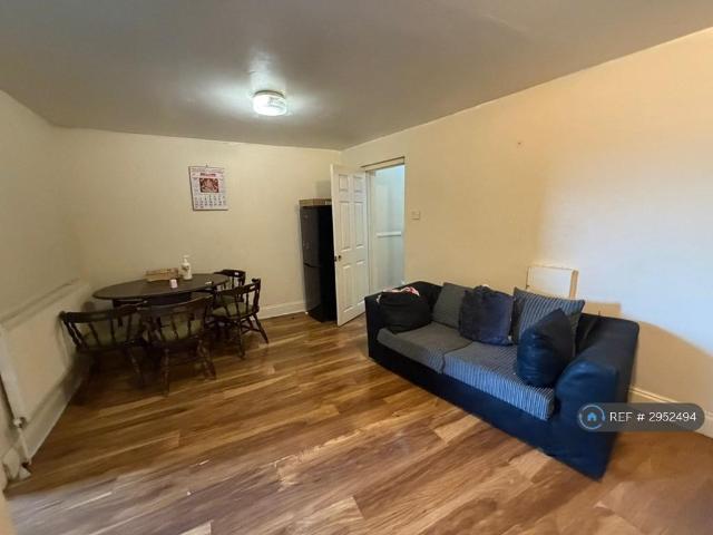 Flat for rent in London Borough of Ealing, Greater London