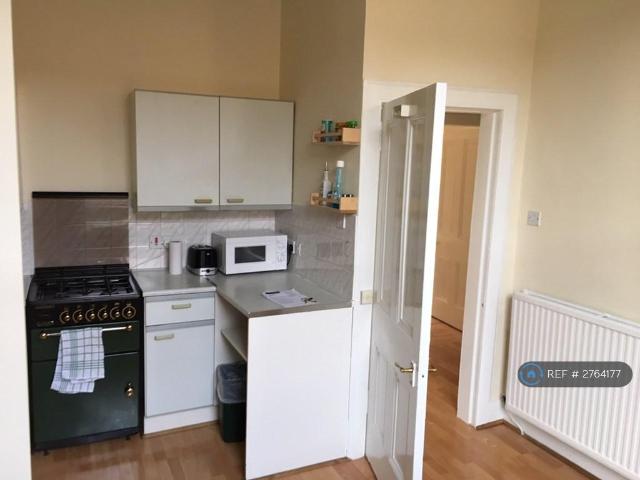 Flat for rent in Hillside, Leith