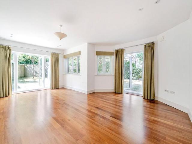 Apartment for rent in Blackhills, Surrey