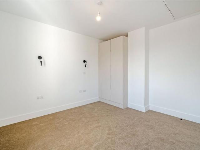 Apartment for rent in Furzedown, Greater London