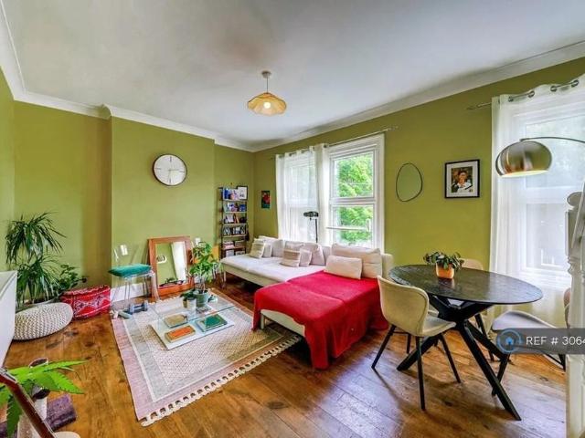 Apartment for rent in Cann Hall, Greater London