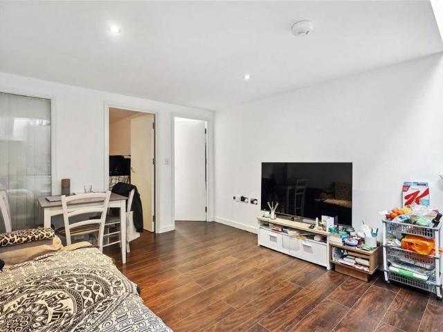 Apartment for rent in Walham Green, Greater London