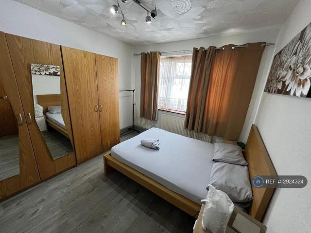 Flat for rent in Loxford, Seven Kings