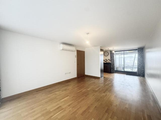 Flat for rent in London Borough of Merton, Merton Park