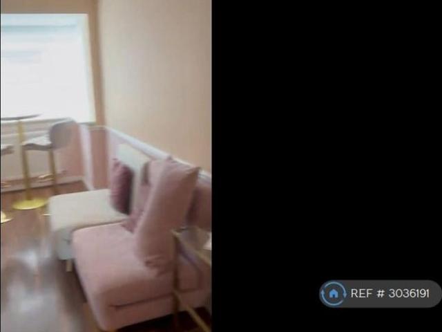 Apartment for rent in Oakwood, Greater London