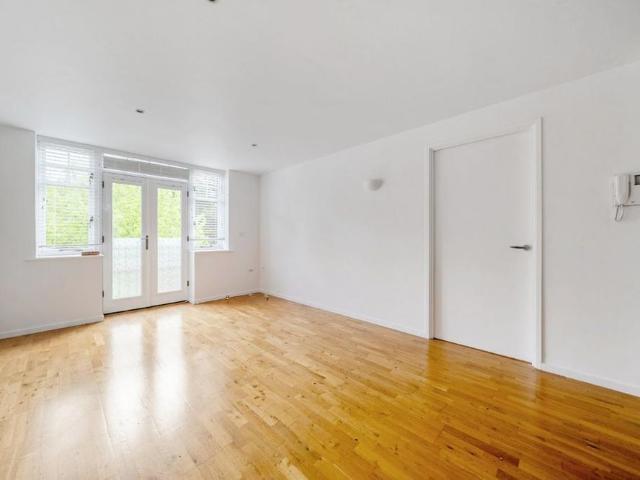 Apartment for rent in Kingston Vale, Greater London