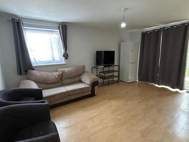 Apartment for rent in Newbury Park, Greater London