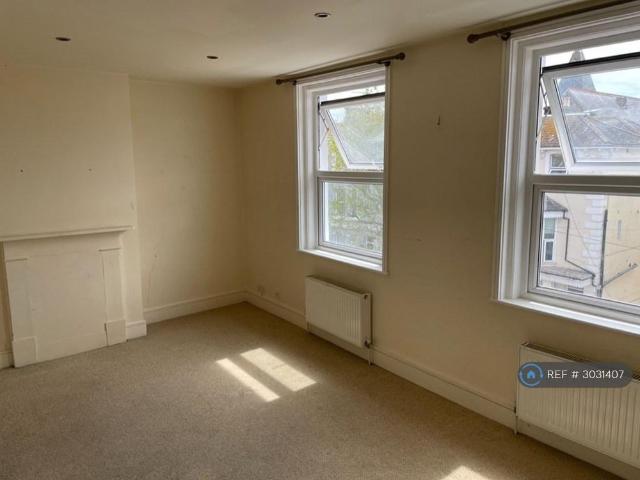 Apartment for rent in Roselands, Eastbourne