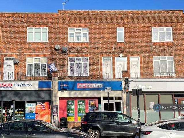 Flat for rent in Little Stanmore, Greater London