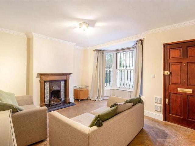 Apartment for rent in Walham Green, Greater London