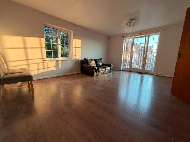 Flat for rent in Woodcote Green, Greater London