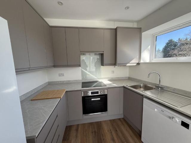 Apartment for rent in Row Town, Surrey