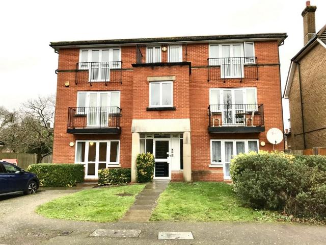 Flat for rent in Little Stanmore, Greater London