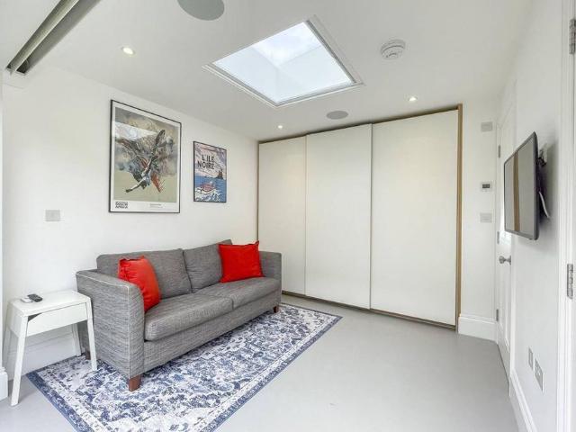Apartment for rent in London Borough of Merton, Raynes Park