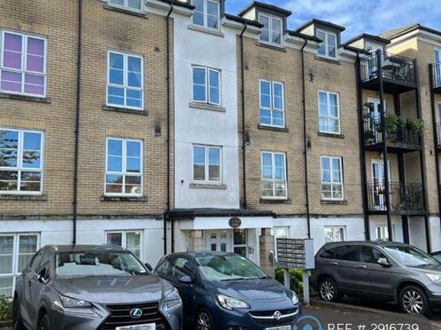 Flat for rent in Woking, Surrey