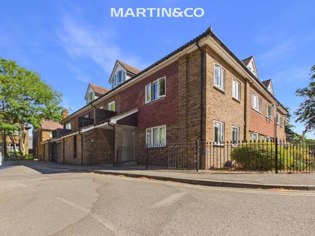 Apartment for rent in Knowle Green, Lower Halliford