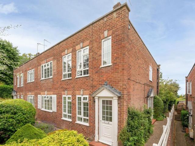 Flat for rent in Bushey Heath, Hertfordshire