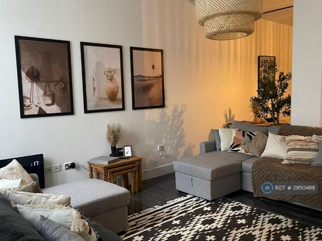 Flat for rent in Calderstones