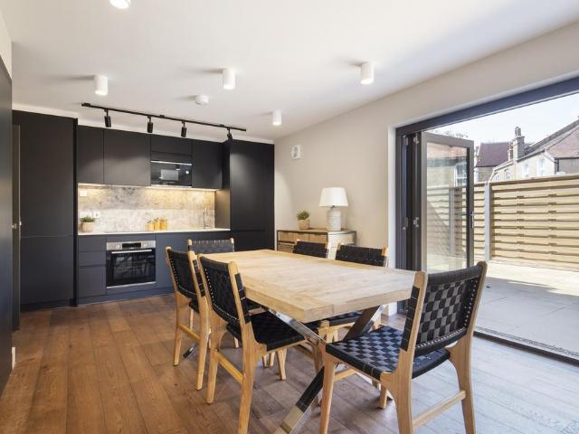 Flat for rent in Southfields, Greater London