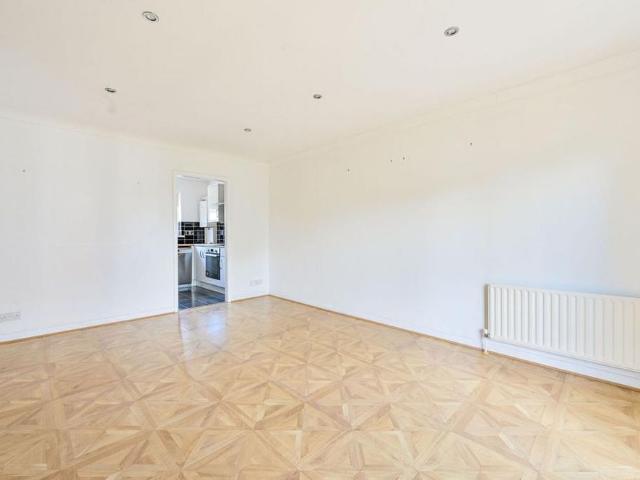 Apartment for rent in North Sheen, Greater London