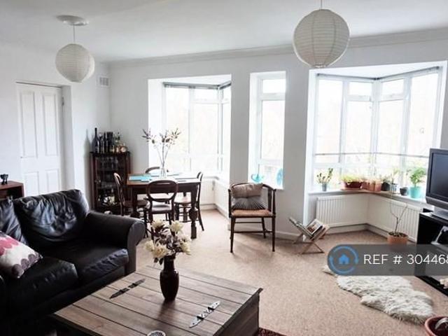 Apartment for rent in Brondesbury Park, Greater London