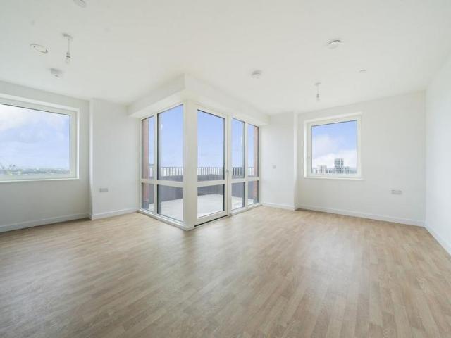 Apartment for rent in Roding Riverside, Greater London