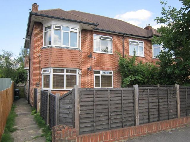 Flat for rent in Hook, Greater London